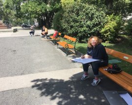 Ania szkicuje w parku