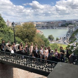 Uczestnicy pleneru - wspólne zdjęcie z panoramą budapesztu